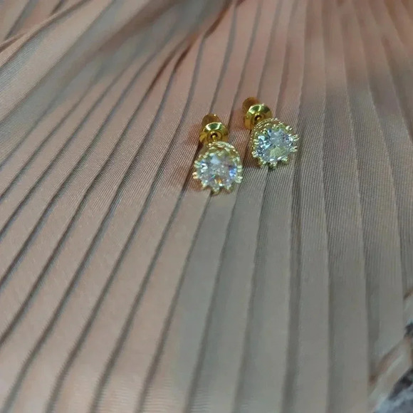 Fashion Crown Zircon Stud Yellow Gold Tone Earrings - Picture 9 of 15